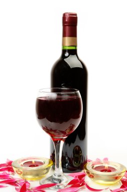 şarap ve beyaz bir arka plan üzerinde çiçekler