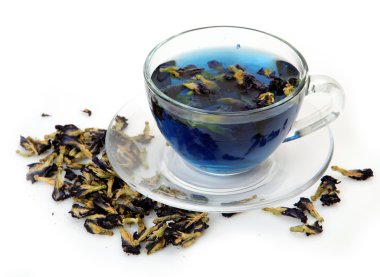 Beyaz zemin üzerinde mavi çay kupa