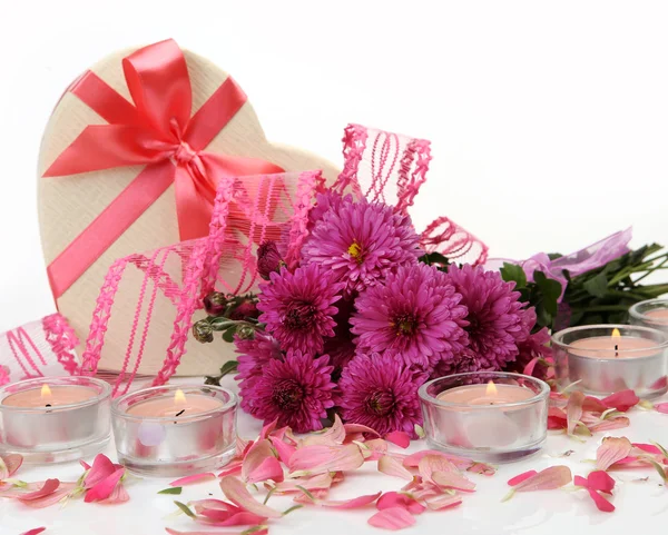 Hermosas flores y velas — Foto de Stock