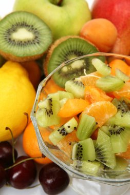 Sağlıklı yemek için dilimlenmiş meyve