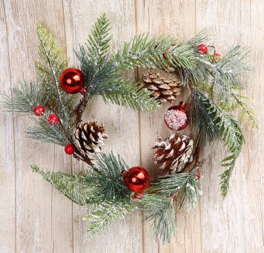 Ahşap arka planda noel süslemesi