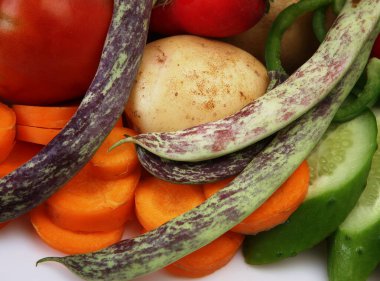 Vejetaryen yemekleri için olgun domates ve yeşil fasulye.