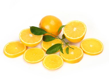 Beyaz arka planda olgun portakal dilimleri