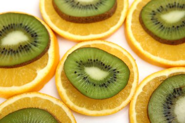 Beyaz arka planda olgun portakallar ve kivi