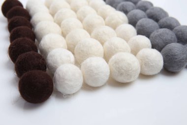 Dekor için doğal yünden yapılmış renkli toplar.