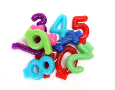 Doğum günü pastası için mumlar.