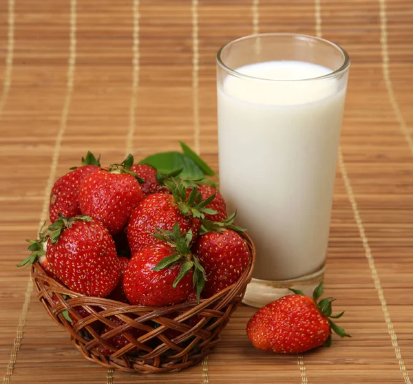 Reife Erdbeeren Weidenbecher Und Glas Mit Milch — Stockfoto