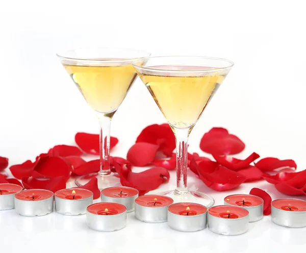 赤いバラの花びらとワインのグラス — ストック写真