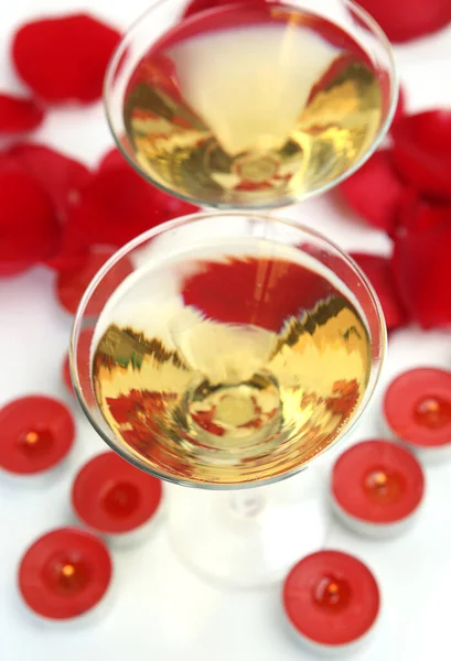 Κόκκινα Ροδοπέταλα Και Ένα Ποτήρι Κρασί — Φωτογραφία Αρχείου