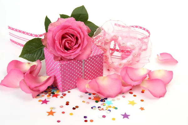 Geschenkbox Rosa Rose Und Buntes Konfetti — Stockfoto