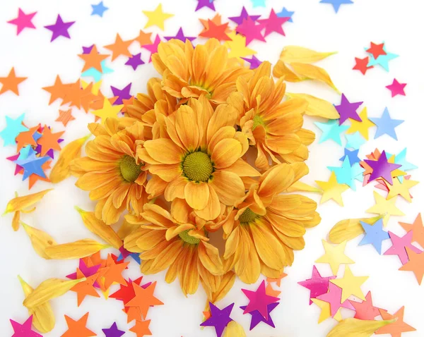Crisântemos Amarelos Confetes Coloridos Forma Uma Estrela Fundo Branco — Fotografia de Stock