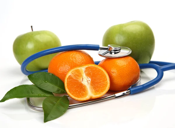 Grüne Äpfel Mandarinen Mit Stethoskop Auf Weißem Hintergrund — Stockfoto
