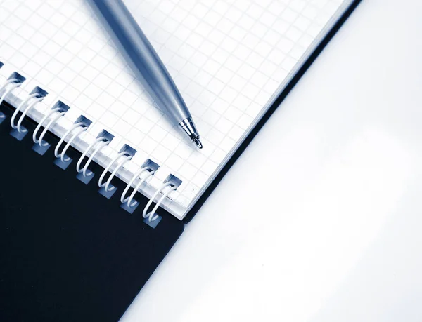 Pluma Cuaderno Para Escribir Sobre Fondo Blanco — Foto de Stock