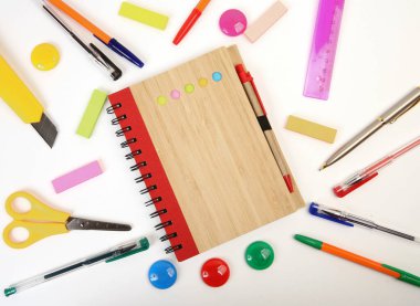 Beyaz arka planda ofis malzemeleri 