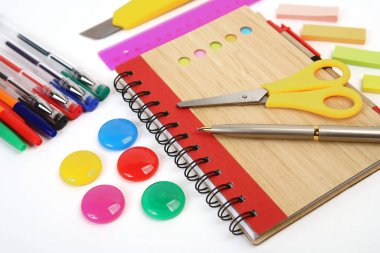 Beyaz arka planda ofis malzemeleri