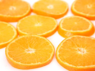 Dilimlenmiş portakallar beyaz arkaplanda