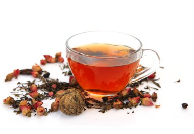 beyaz arka planda kupa ve kuru çay 