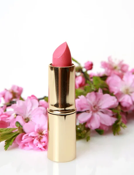 Rosa Sakura Und Lippenstift Auf Weißem Hintergrund — Stockfoto