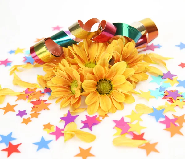 Sternenfarbenes Konfetti Und Gelbe Chrysanthemen — Stockfoto