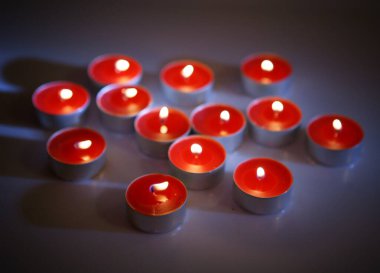   Karanlıkta mum yakmak 