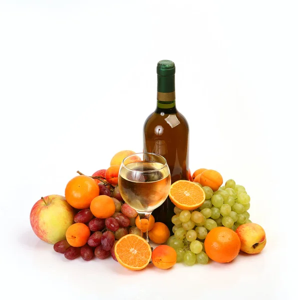 Μπουκάλι Κρασί Και Ώριμα Φρούτα Λευκό Φόντο — Φωτογραφία Αρχείου