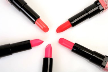 Beyaz arkaplanda pembe ruj 