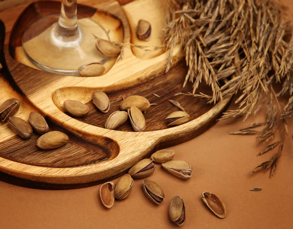 Wooden Plate Dry Herb Stalks Roasted Pistachios — Stock Photo, Image