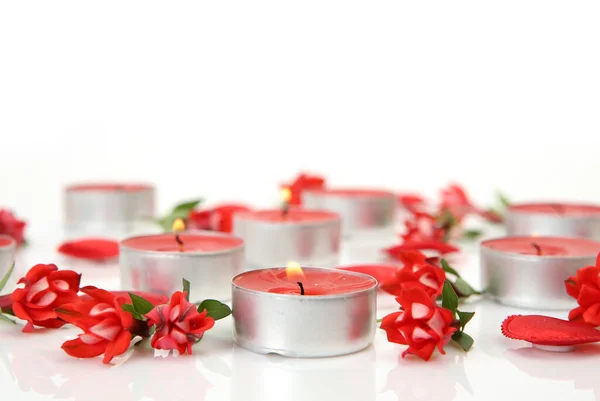 Flores Rojas Velas Encendidas Sobre Fondo Blanco —  Fotos de Stock