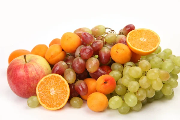 白を基調としたオレンジやブドウなどの果物は — ストック写真