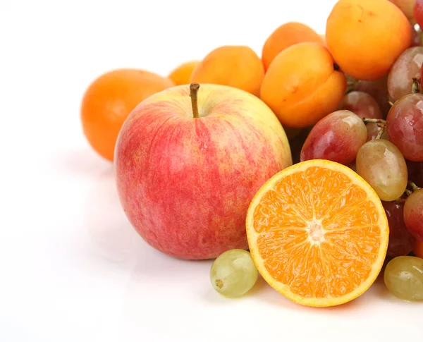 Laranja Uvas Outras Frutas Sobre Fundo Branco — Fotografia de Stock