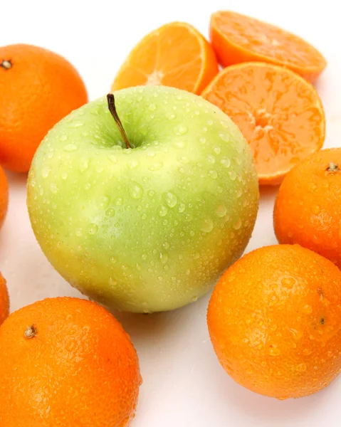 Dojrzałe mandarynki i jabłko — Zdjęcie stockowe