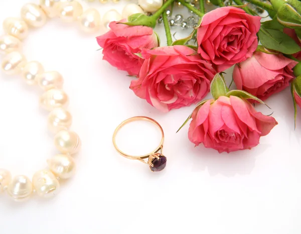 Pink roses and gold ring — Stock Photo, Image