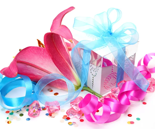 Pembe lily ve hediye — Stok fotoğraf