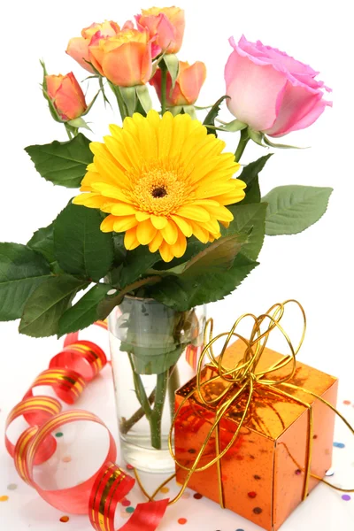 Bouquet of flowers and gift — Stock Photo, Image