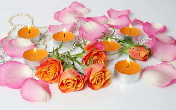 Rosas, velas y perlas — Foto de Stock