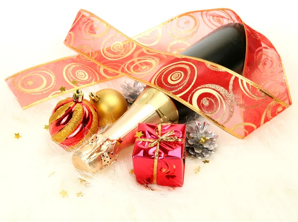 Champán y decoración navideña —  Fotos de Stock