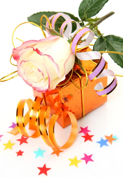 Geschenke und Rose — Stockfoto