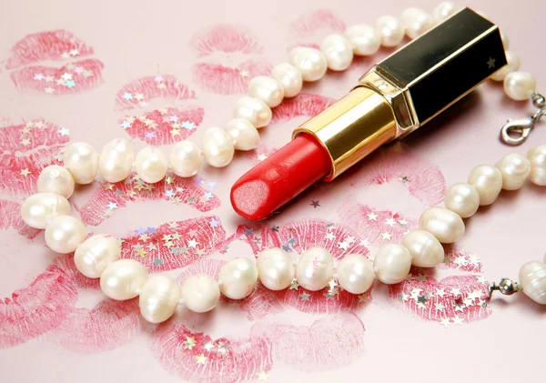 Rouge à lèvres et perles — Photo