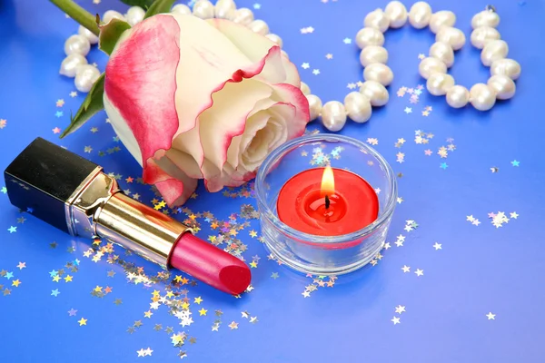 Kosmetyki dekoracyjne i róża — Zdjęcie stockowe