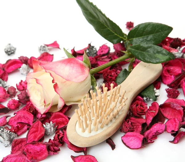 Brosse à cheveux et rose — Photo