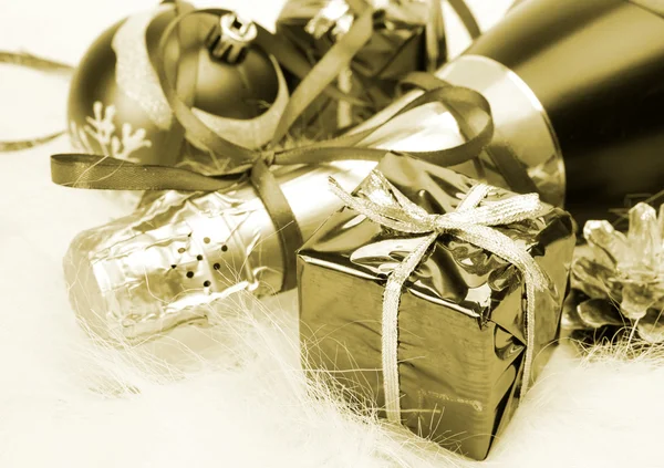 Champagne e ornamenti natalizi — Foto Stock