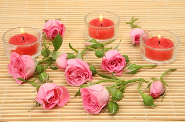 Roze rozen en kaarsen — Stockfoto