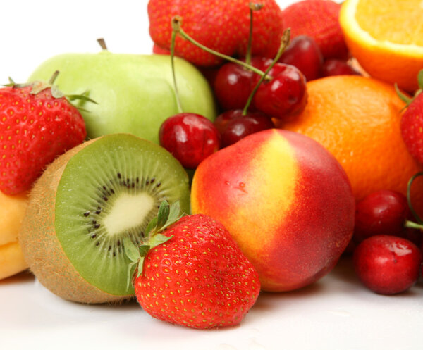 Спелые фрукты и ягоды
