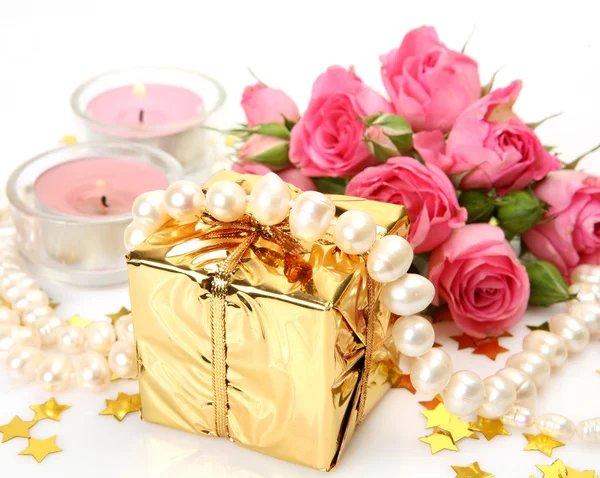 Gift and roses — Stock Photo, Image