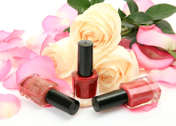 Pétalos de rosas y esmalte de uñas — Foto de Stock
