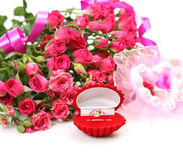 Pink roses and gold ring — Stock Photo, Image