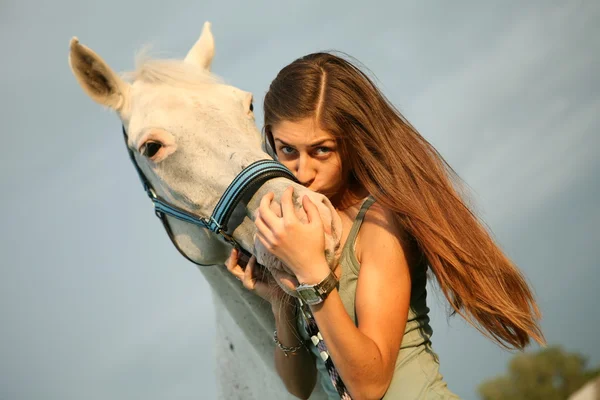 Flickan kysser häst — Stockfoto