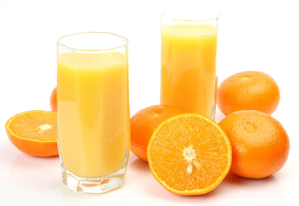 Naranjas maduras y zumo — Foto de Stock