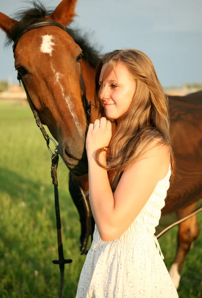 Flickan och hästen — Stockfoto