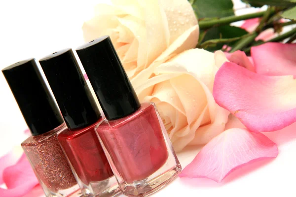 Couleur vernis à ongles et roses — Photo